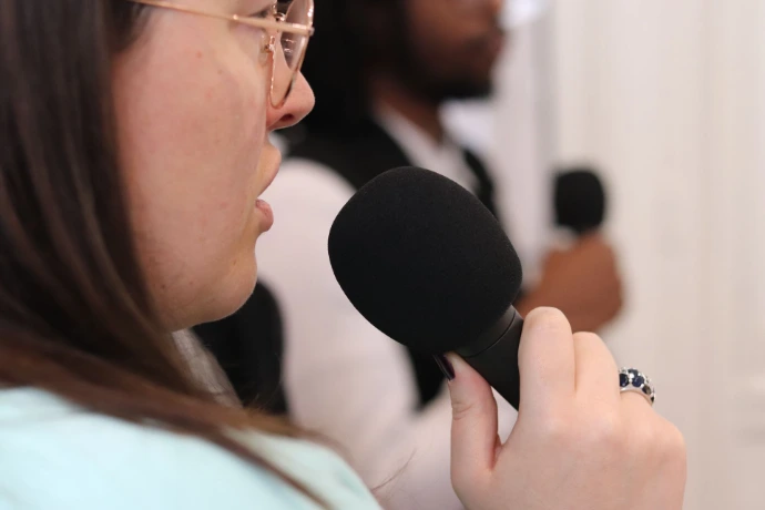 Deux personne jouant la comédie en utilisant des micros