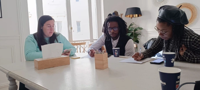 Un groupe travaillant sur la réécriture de son extrait